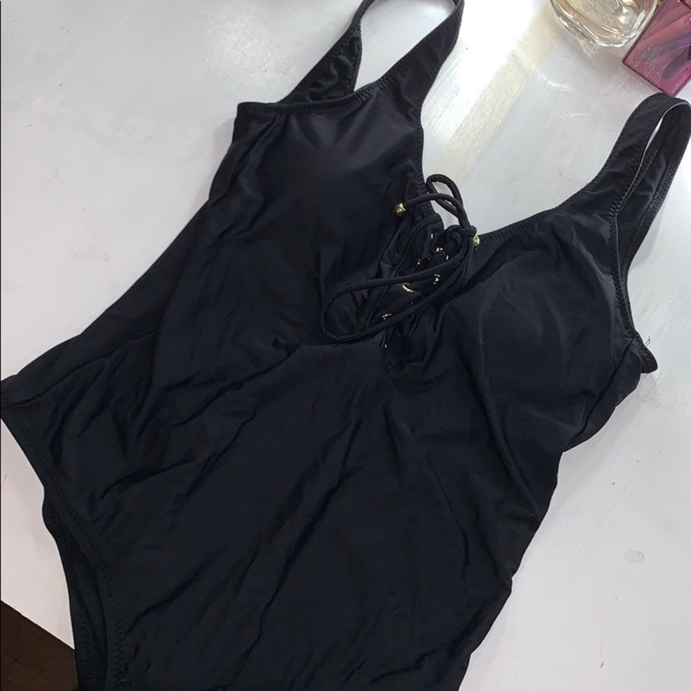 BLACK ONE PIECE SWIM